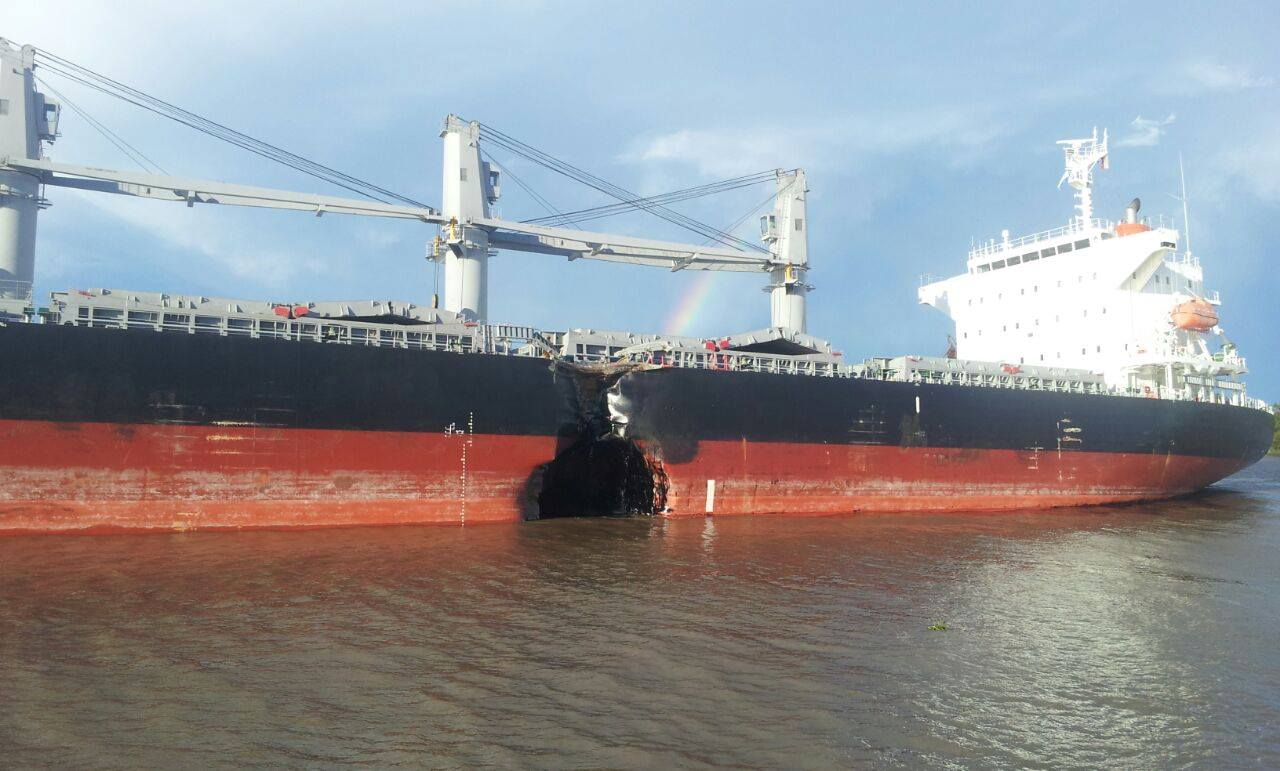 Choque de barcos en Río Paraná: Empresa contratada controla derrame de combustible