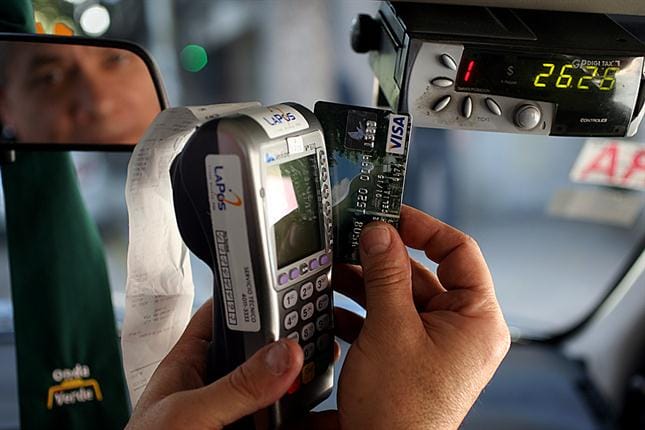 Buscan implementar pago con tarjeta en taxis y remises en la Provincia