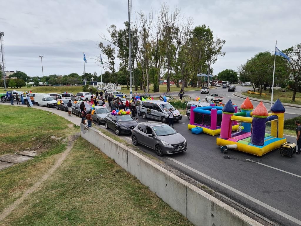 Con Mickey, payasos e inflables, cortaron la autopista en La Plata para visibilizar la crisis de los salones de fiesta 