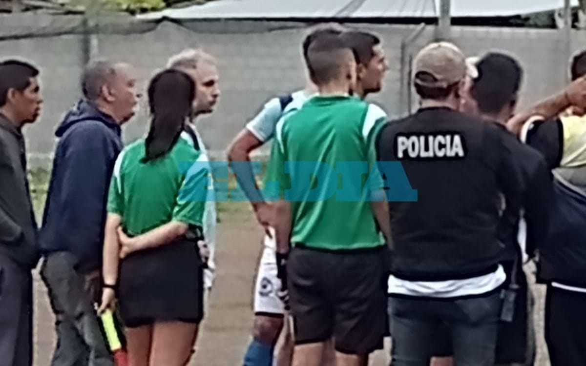 La Plata: Le sacaron roja a un DT al que le gritaron "rengo de mierda", se puso a llorar y el árbitro anuló la expulsión