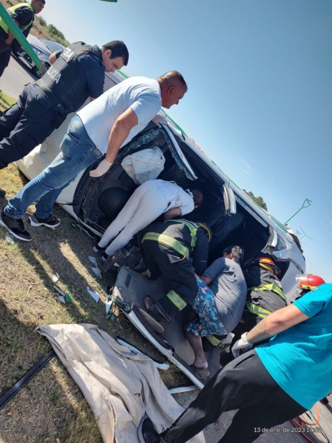 La Plata: Volcó un taxi y tuvieron que cortar el techo para rescatar al pasajero