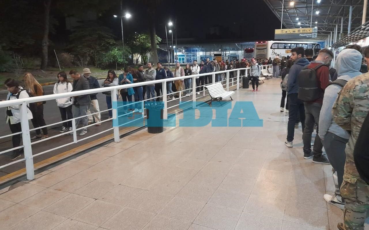 Por un paro hay problemas para viajar en micro de La Plata a CABA: Largas filas y bronca de los pasajeros