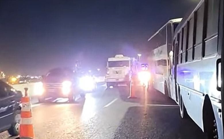 Caos en la autopista Buenos Aires - La Plata por una protesta de transportistas a la altura del peaje Dock Sud