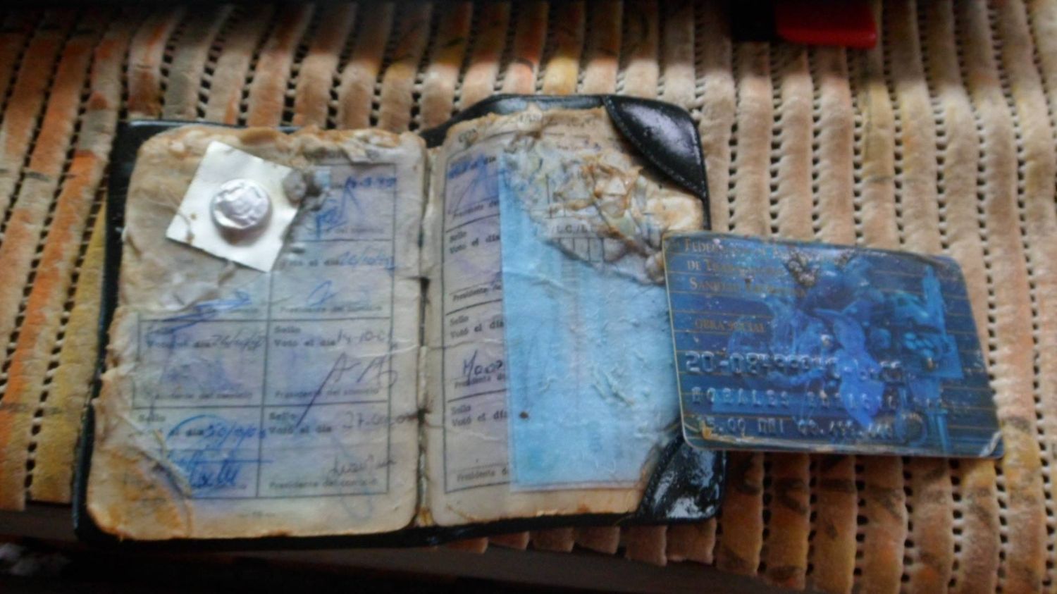 Tunante II: Difundieron fotos de los documentos hallados en la balsa