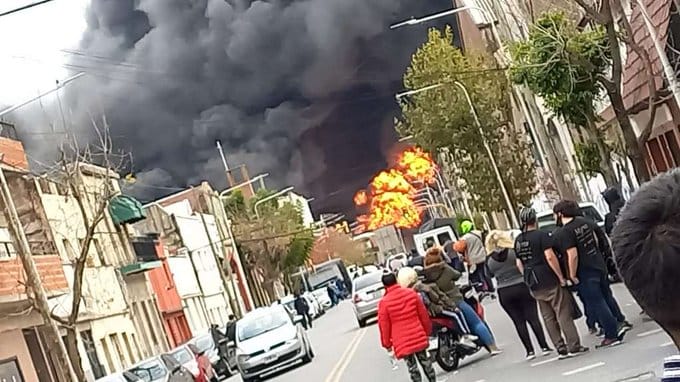 Impactante incendio en una zona de fábricas en Dock Sud