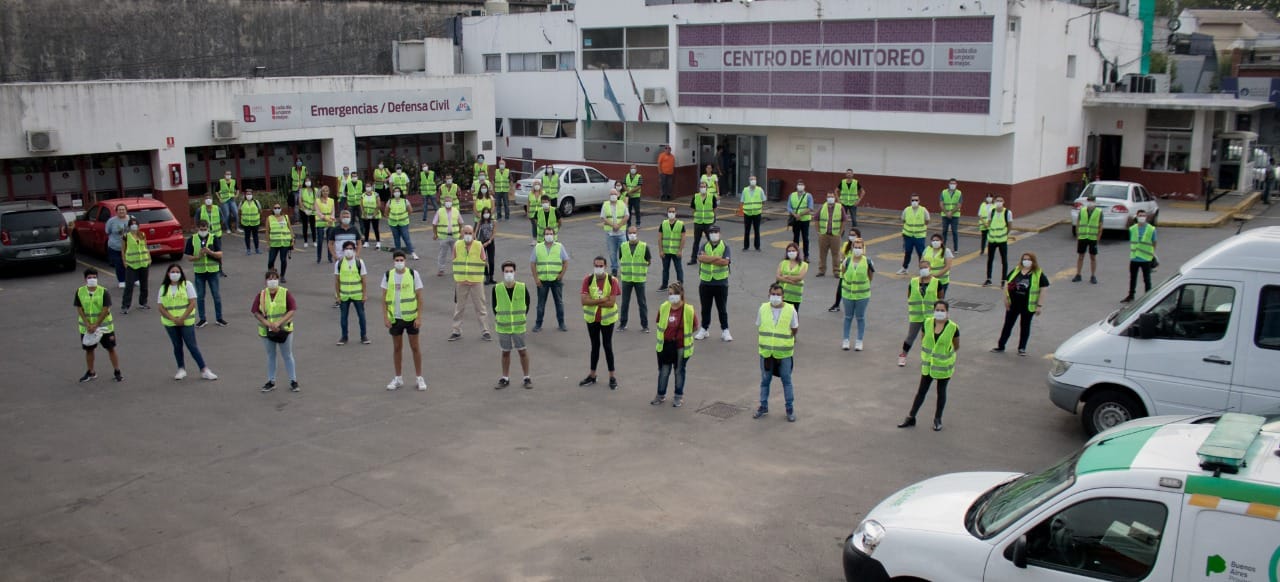 Cuarentena en Lanús: Unos cien voluntarios ayudan a coordinar filas de cajeros automáticos
