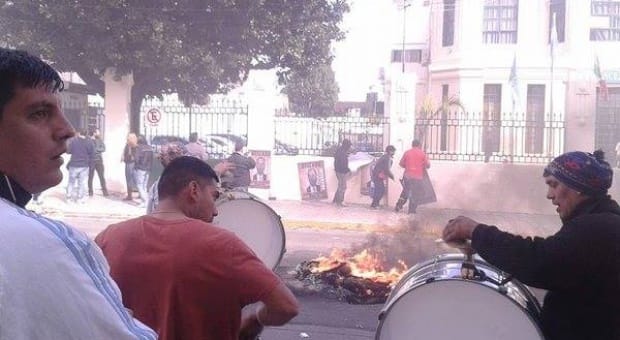 Barras de Lanús agredieron a manifestantes en contra de Grindetti