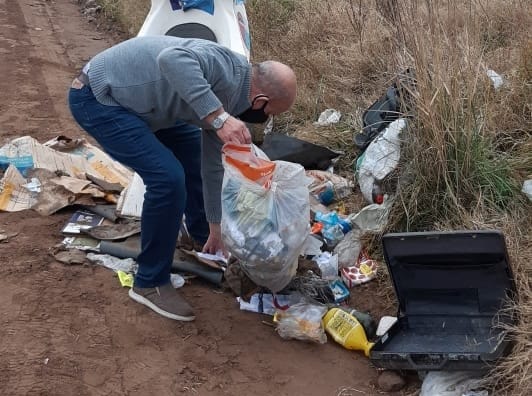 Zurro revolvió la basura para denunciar a un vecino que arrojó residuos en la calle: “Les juró que voy a ir hasta las últimas consecuencias”