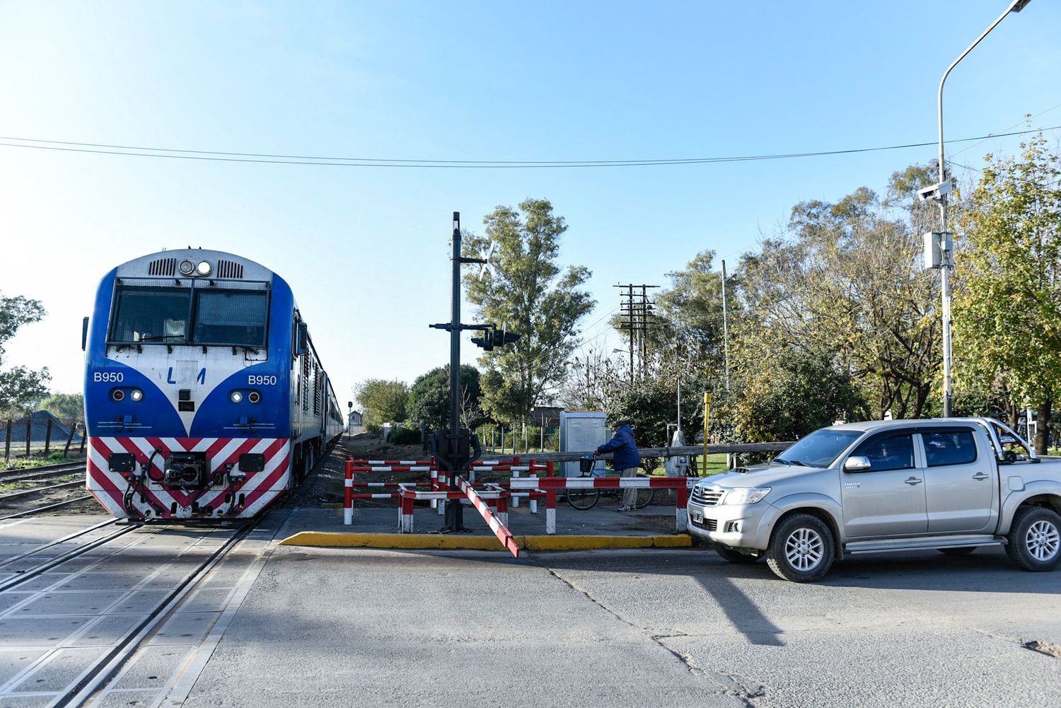 Conmoción en Pilar: Dos jóvenes escapaban de una patota y fueron arrollados por un tren