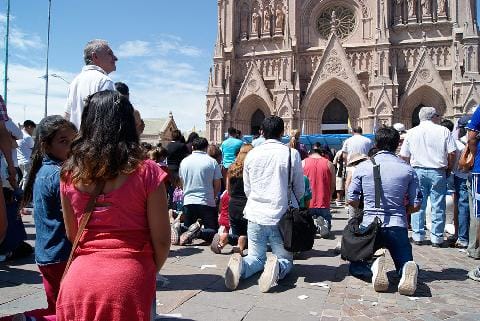 Luján: En el Día de la Virgen, miles de fieles llegan para venerarla