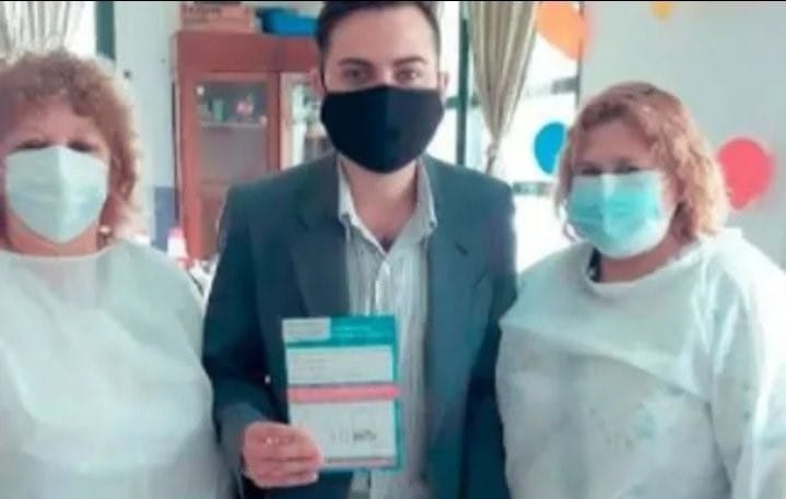 La Provincia denunciará a un "militante peronista" de 24 años que se vacunó antes que su abuela de 88 en Tres de Febrero 