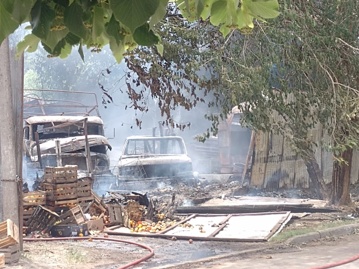 Merlo: Se incendia un depósito de verduras y bomberos combaten las llamas