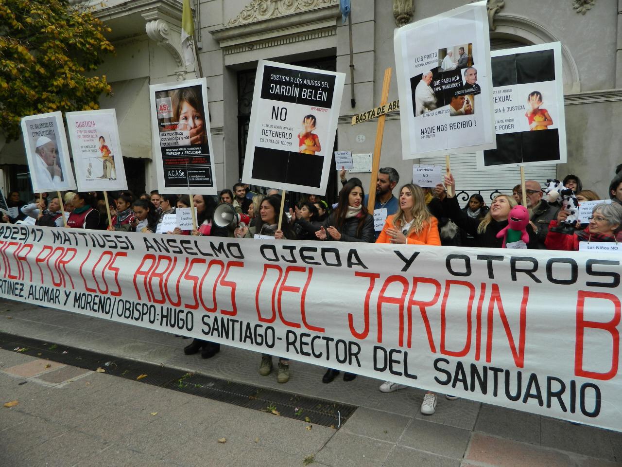 San Nicolás: Familias que denunciaron abusos en un jardín reclamaron ante el Obispado y Tribunales