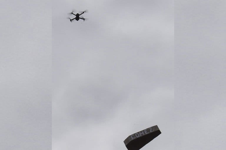 San Vicente: Un drone con un "ataúd" que tenía el nombre del intendente sobrevoló en el acto del 9 de julio