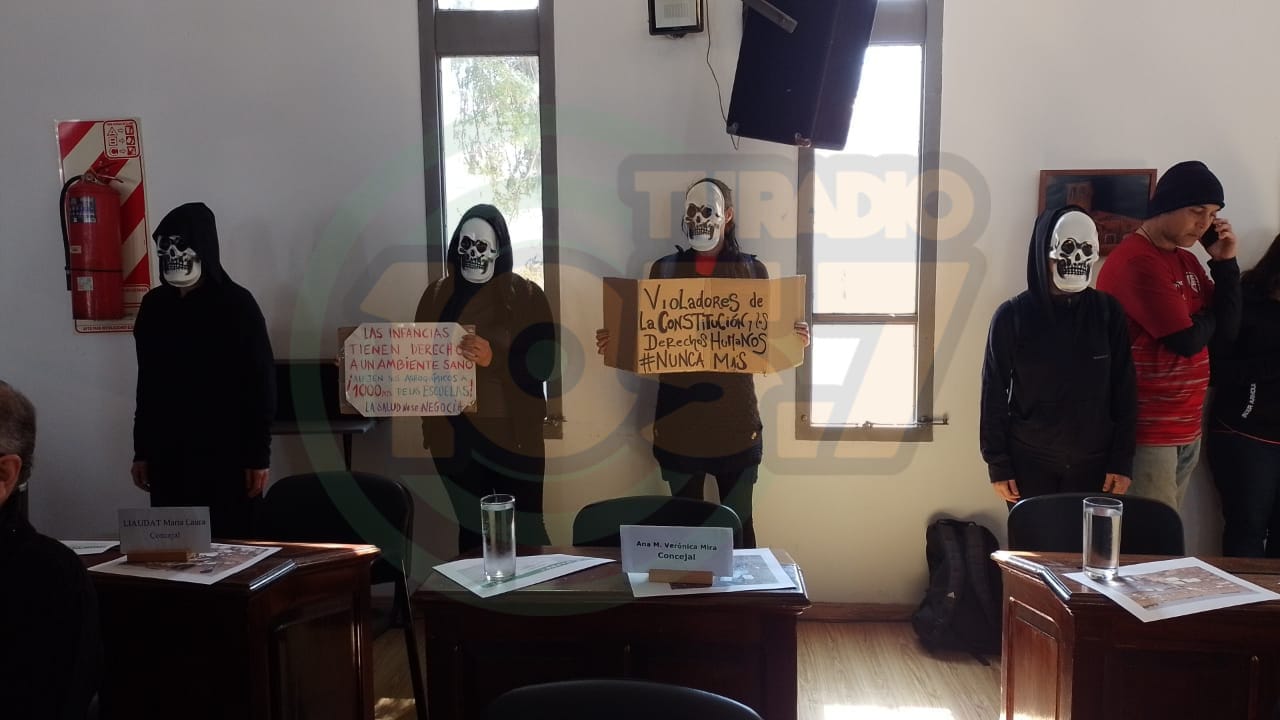 Ambientalistas enmascarados irrumpieron en la sesión del Concejo Deliberante de Baradero