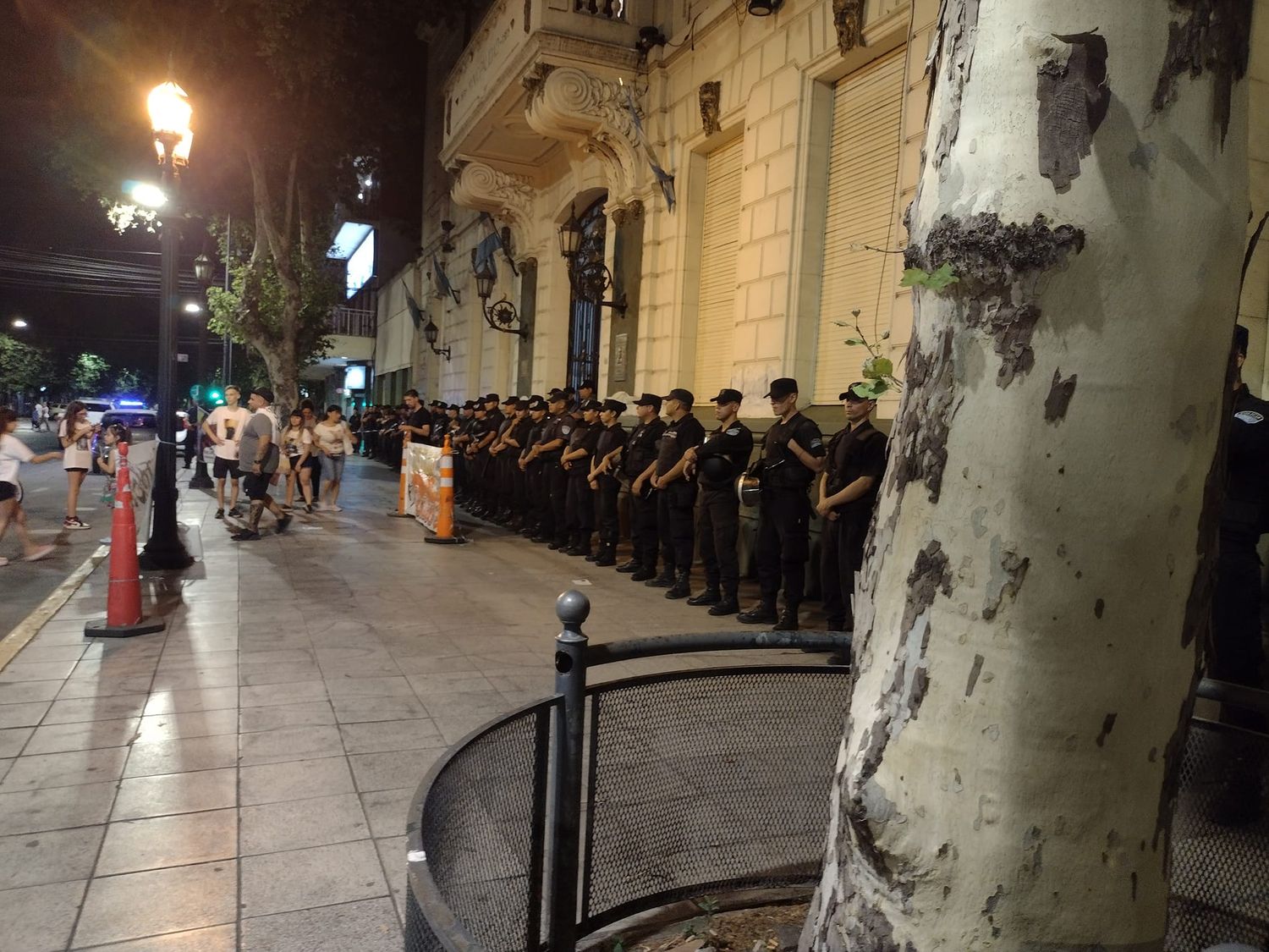 Unos 60 policías custodiaron el Hospital de San Miguel durante la protesta pacífica de familiares de Santino
