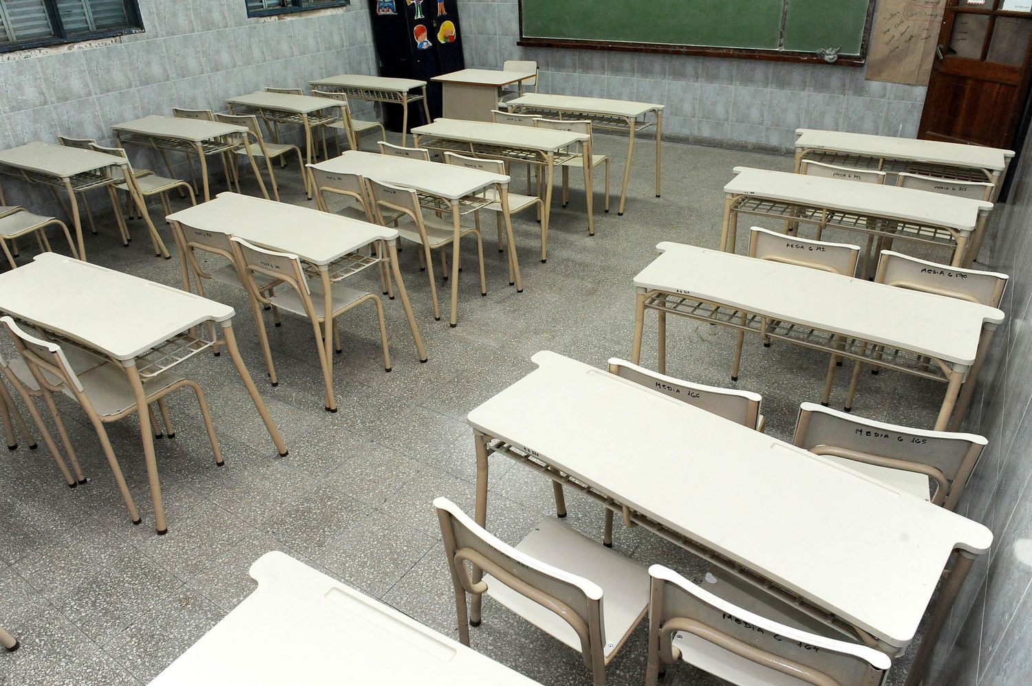 La Provincia entregó mobiliario para escuelas de 8 municipios bonaerenses