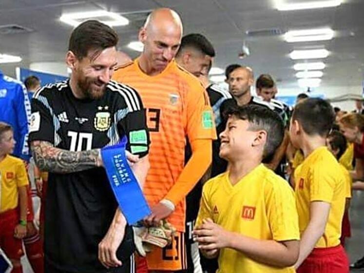 Quién es Felipe, el pequeño héroe de Florencio Varela que salió a la cancha con Messi 