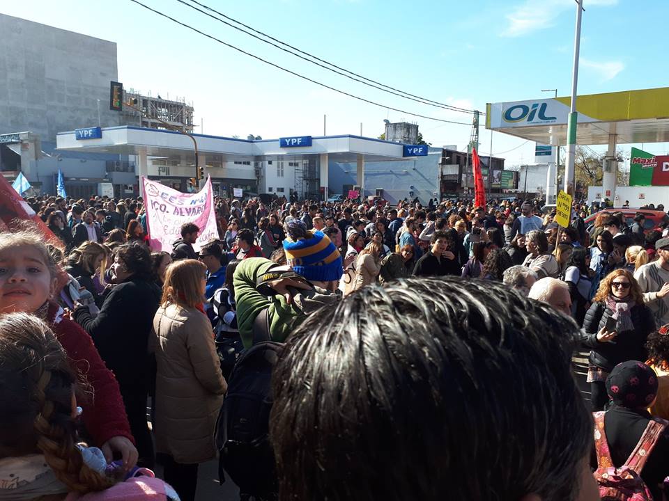 Una multitud se movilizó hasta el Consejo Escolar de Moreno tras la trágica explosión