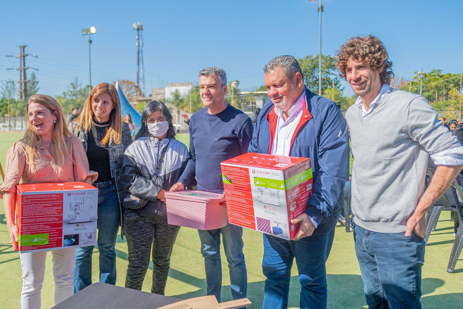 San Fernando: Andreotti y Zabaleta entregaron 60 kits de costura a emprendedores