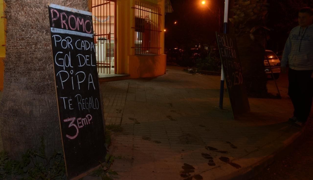 Insólita promoción en Bahía Blanca: "Por cada gol del Pipa te regalo 3 empanadas"
