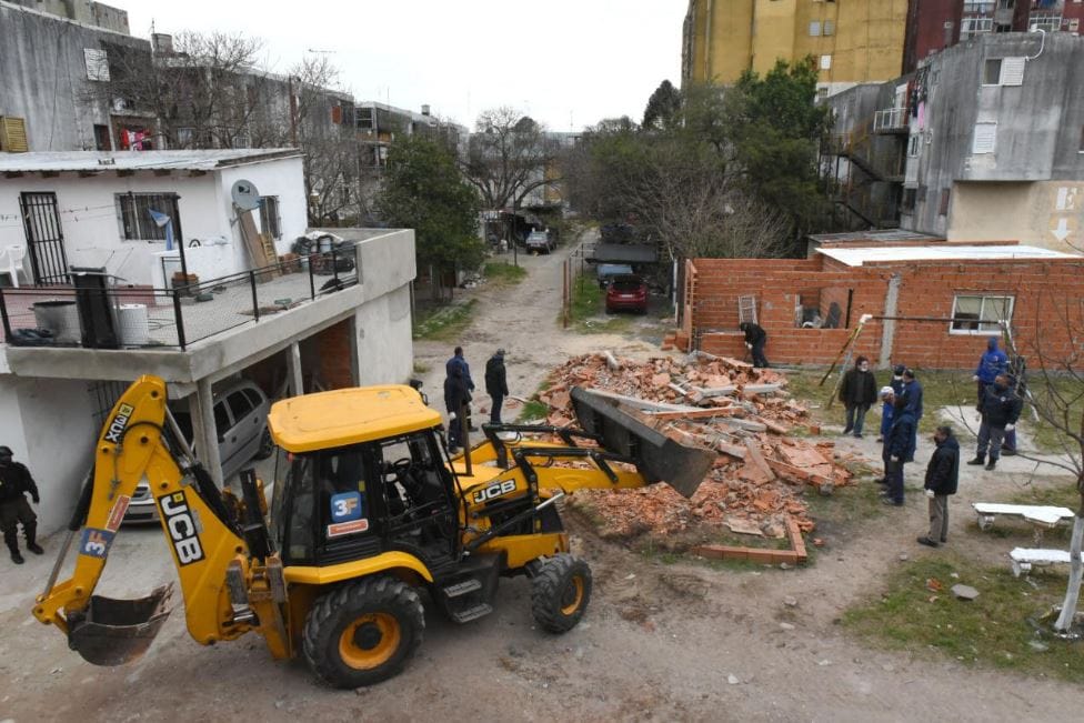 Tres de Febrero: El municipio demolió construcciones ilegales en una plaza tomada del Fuerte Apache