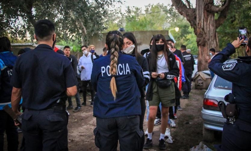 En plena segunda ola, desactivaron una fiesta clandestina con 500 personas en Pilar: Cinco detenidos por droga