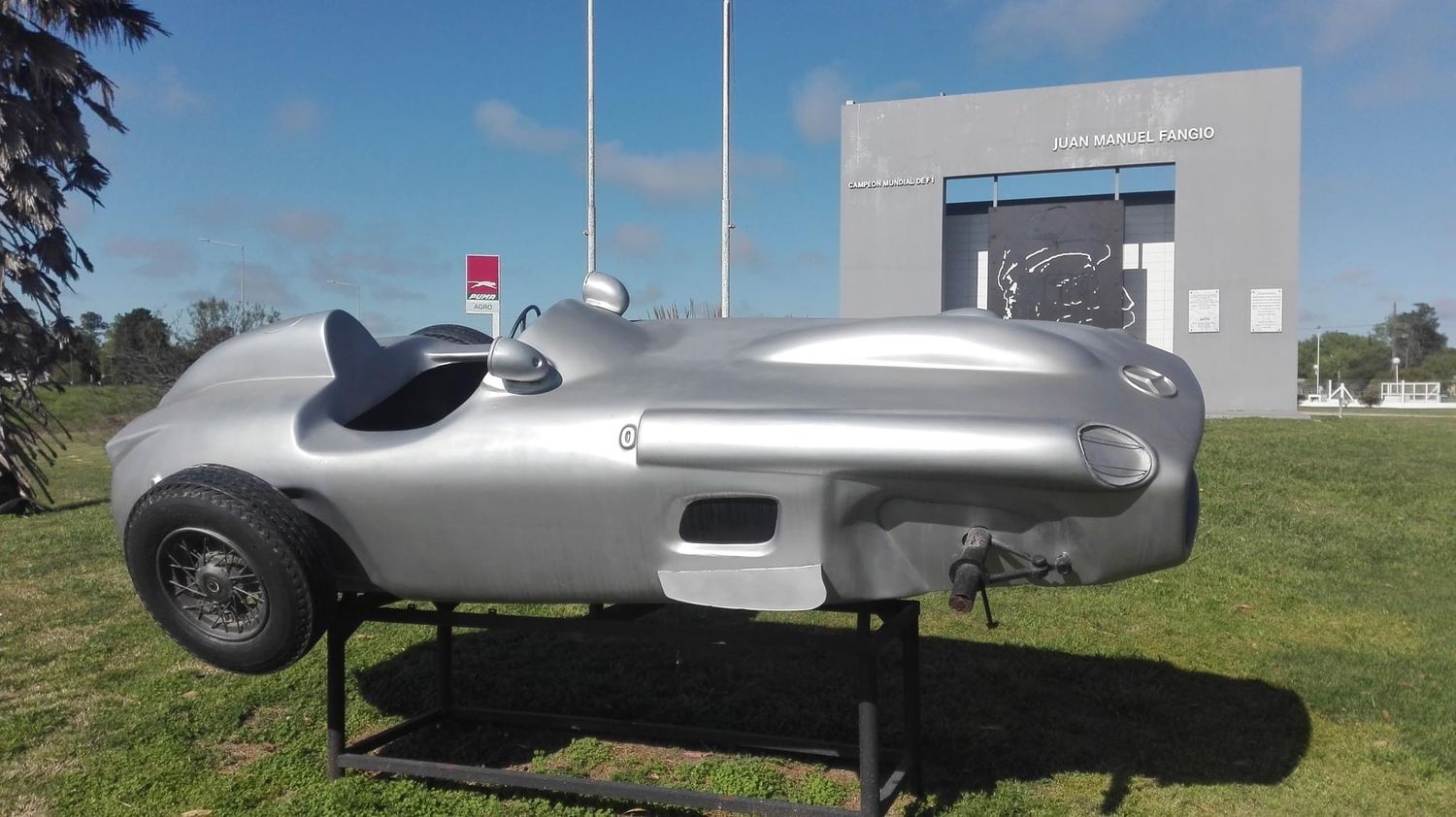 Balcarce: En medio del conflicto por los neumáticos, se robaron las cubiertas de la Flecha de Plata del museo Fangio 
