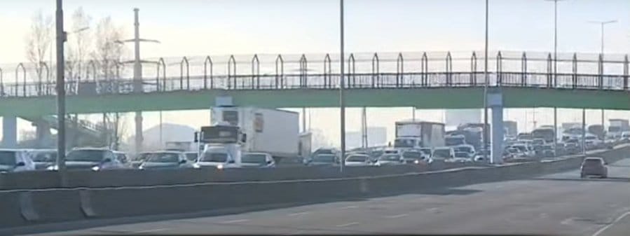 Tránsito totalmente frenado y más de 10 kilómetros de cola en la Autopista Buenos Aires- La Plata: ¿Qué pasó?