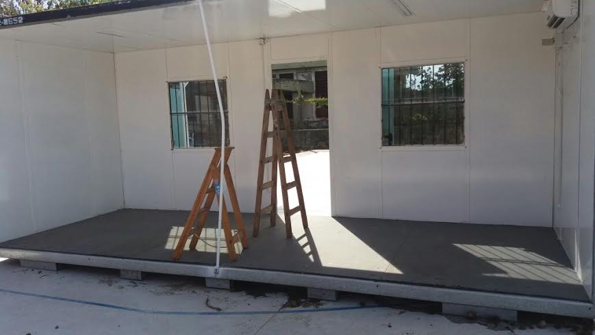 Instalan aulas modulares en la escuela incendiada de Ensenada