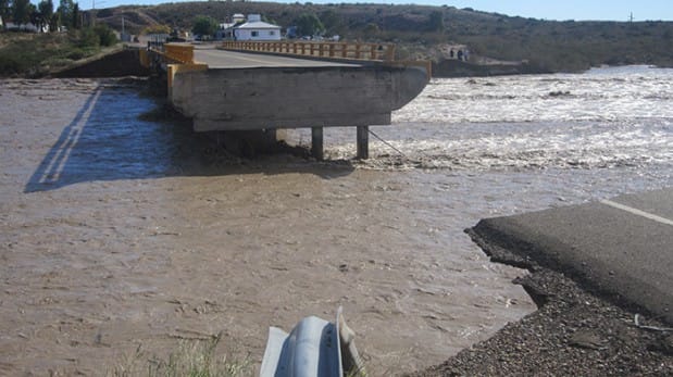 Patagonia aislada: Piquete detuvo camiones del ejército que trasladan puente Chubut - Río Negro