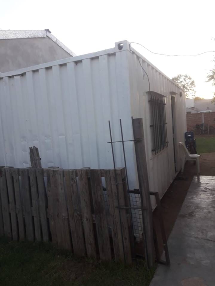 En Rivadavia, una familia vive hace 3 años en un container: "El Intendente dijo que era provisorio"