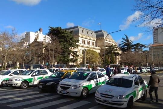 Protesta de taxistas porteños y platenses contra Uber frente a la Legislatura