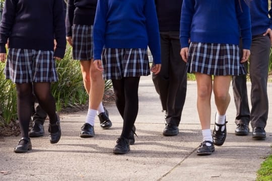 Polémica en Pilar: Un colegio religioso prohíbe el uso de polleras para evitar "tentaciones"