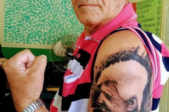Insólito: Un jubilado se tatuó la cara del intendente de San Fernando