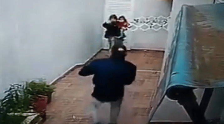 Violento asalto en Santa Teresita: Ingresaron a robar con un bebé en brazo