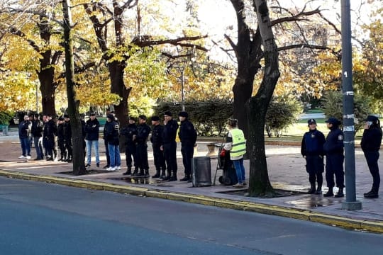La Plata: La Policía busca el desalojo de manteros de la Plaza San Martín
