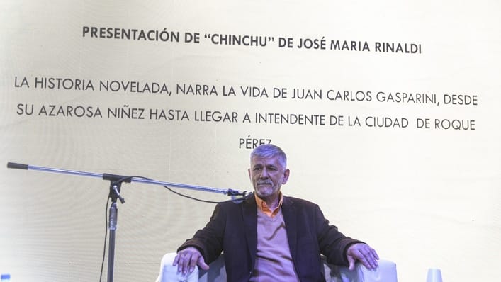 "Chinchu" Gasparini presentó su libro: Vivió en la calle, fue preso, llegó a Intendente de Roque Pérez y Putin habló de él