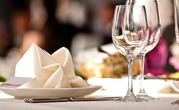 Impulsan ley para regular el "servicio de mesa" en locales gastronómicos