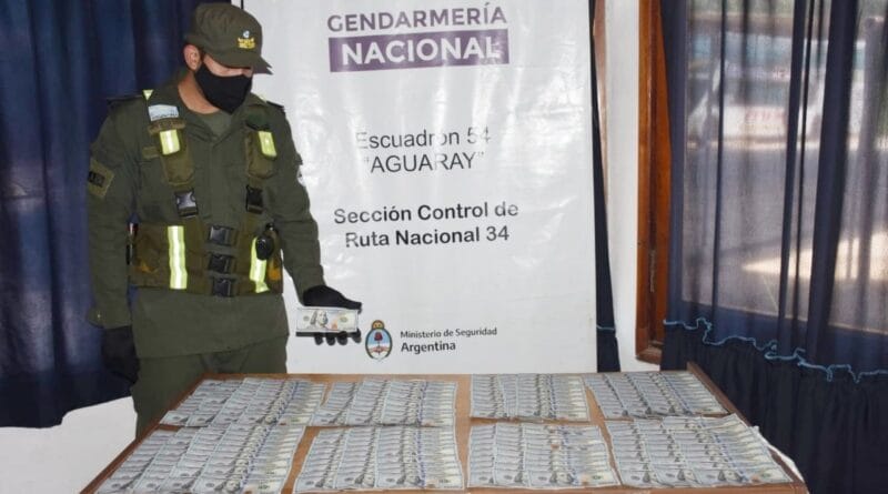 Viajaban a Cañuelas con más de 50 mil dólares escondidos en paquetes de yerba