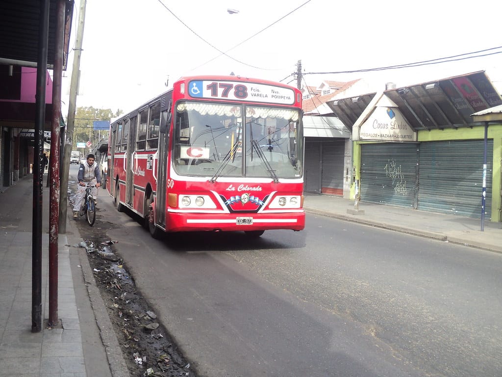 Acuchillaron a un colectivero de la línea 178 para robarle en Quilmes: También desvalijaron a los pasajeros