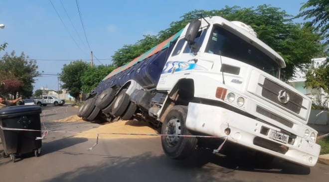 Chivilcoy: cedió el asfalto y cayó un camión de 30 toneladas