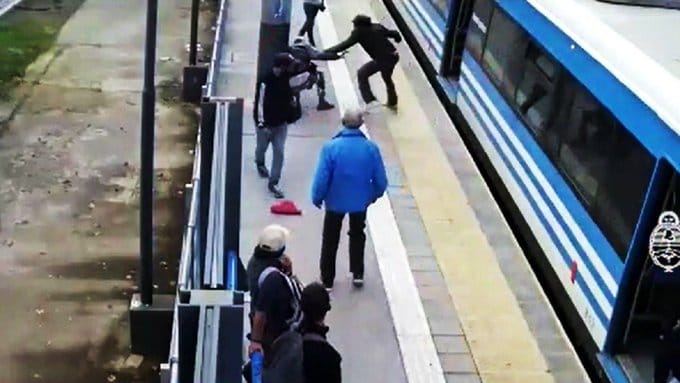 Video: Un ladrón robó un celular en la estación Bernal del tren Roca y recibió una brutal golpiza de un pasajero