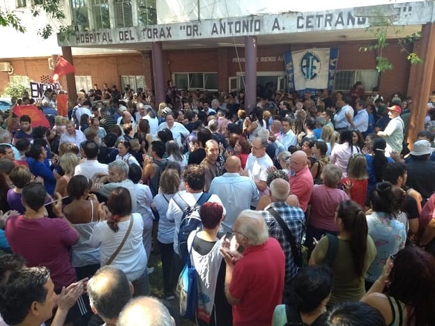 Vicente López: Entre rumores de cierre, trabajadores abrazaron al Hospital Antonio Cetrángolo