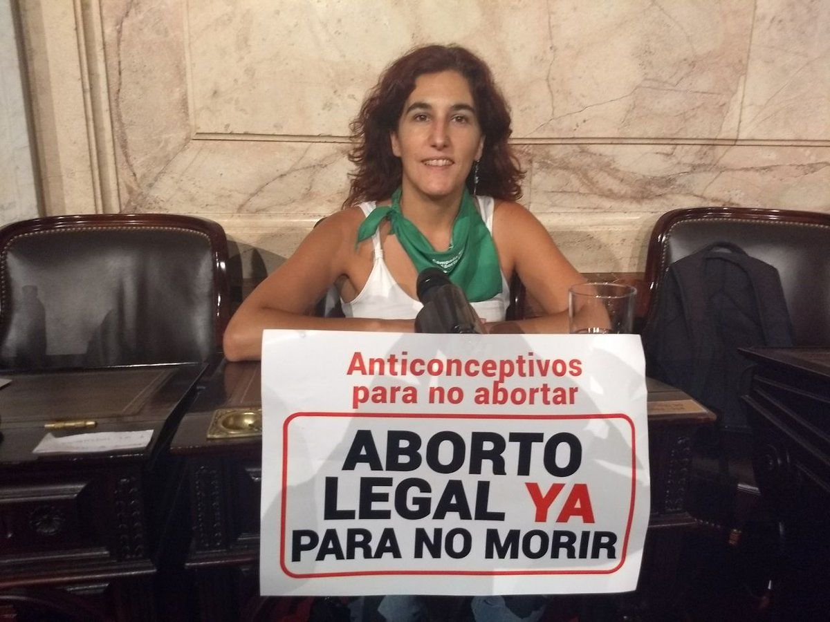 #AsambleaLegislativa: Diputados de Izquierda recibieron a Macri con carteles a favor del aborto