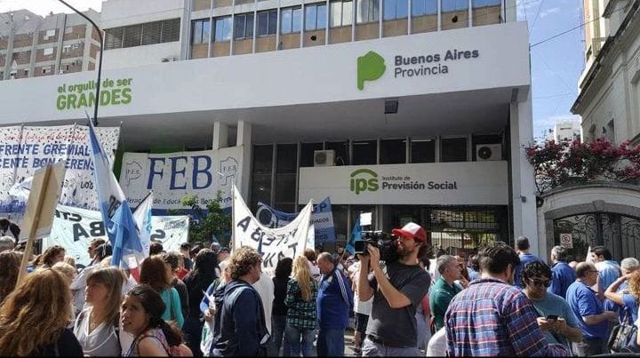 Abrazo simbólico de docentes bonaerenses al IPS en La Plata