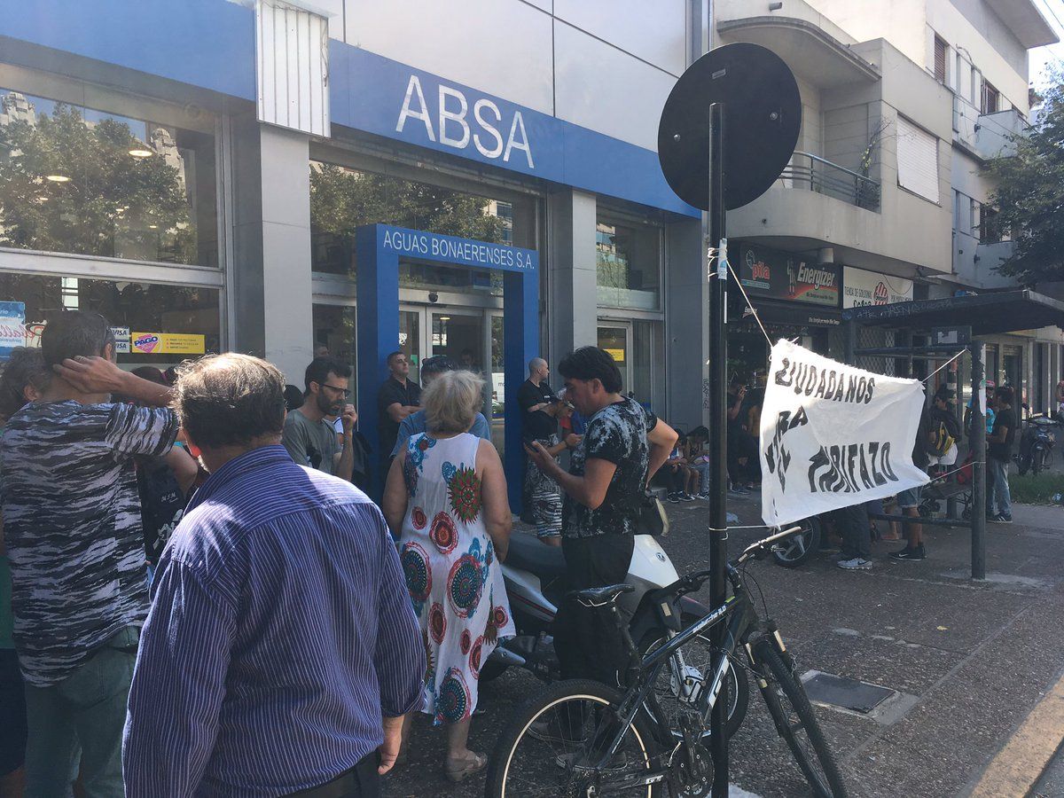 En medio de la ola de calor, vecinos de La Plata marcharon hasta ABSA contra el tarifazo