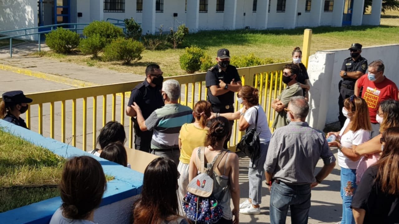 Vecinos sin agua en Bahía Blanca: Intentaron entrar en la planta de ABSA y la policía los frenó