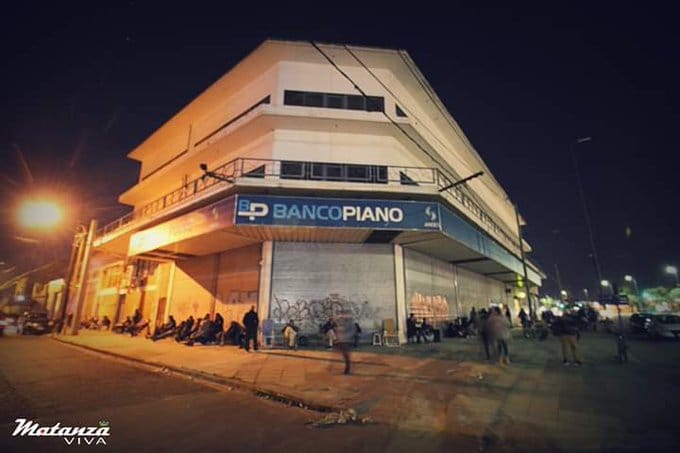 La odisea de cobrar en cuarentena: Largas filas desde anoche en las sucursales del Banco Piano de toda la Provincia