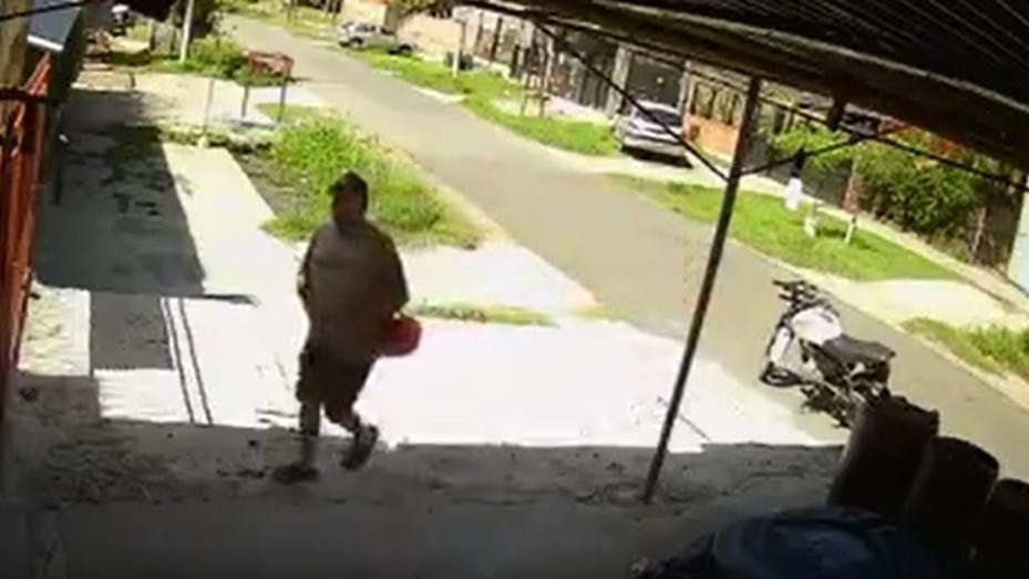 Video: En Lomas de Zamora buscan a un hombre que abusó de una nena de 13 años en la puerta de su casa 